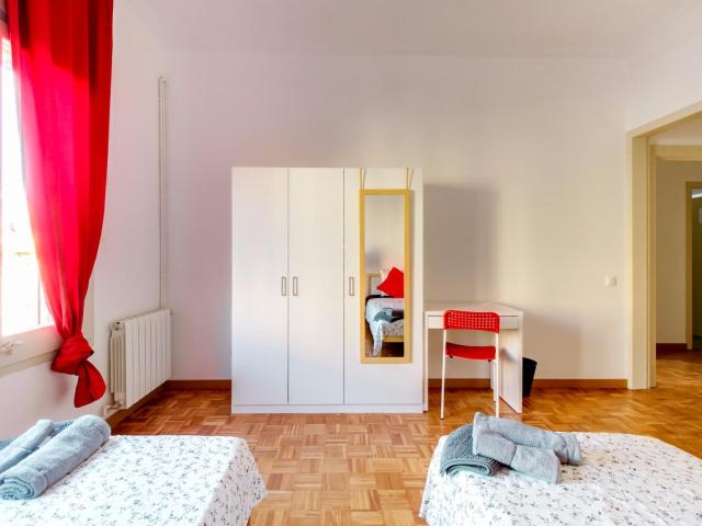 Luminous twin bedroom in Esquerra de l'Eixample