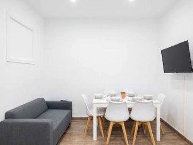 Luminous double room in Valencia street, Barcelona city centre