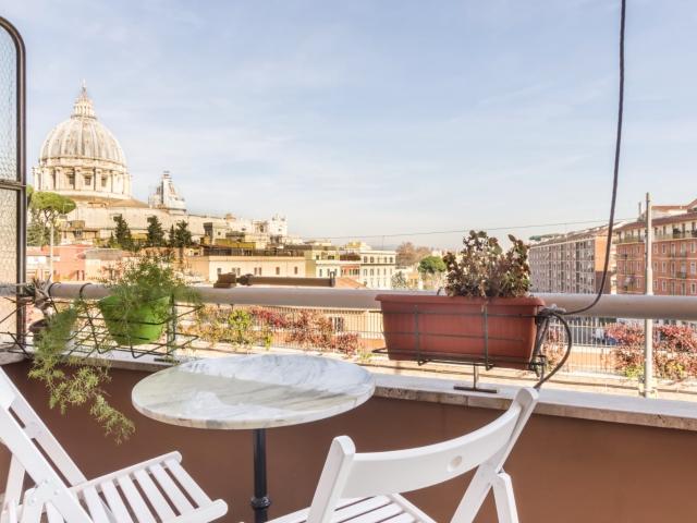 Luminous Home with Magical Views of St. Peter’s Basilica Cribmed