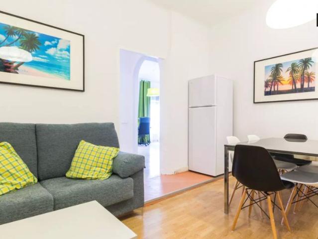 Luminous room with ample storage in 6 bedroom apartment, Salamanca