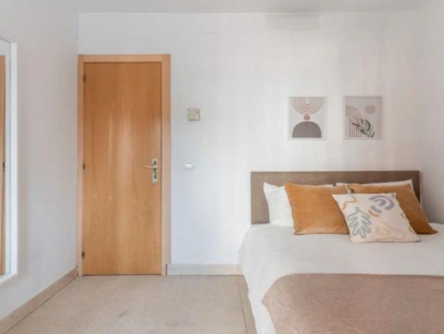Luminous room with heating in shared apartment, Puerta del Sol