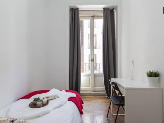 Luminous room with independent key in shared apartment, Gran Via