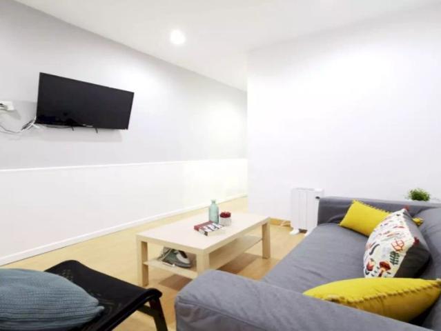 Luminous room with independent key in 4 bedroom apartment, Madrid City Center