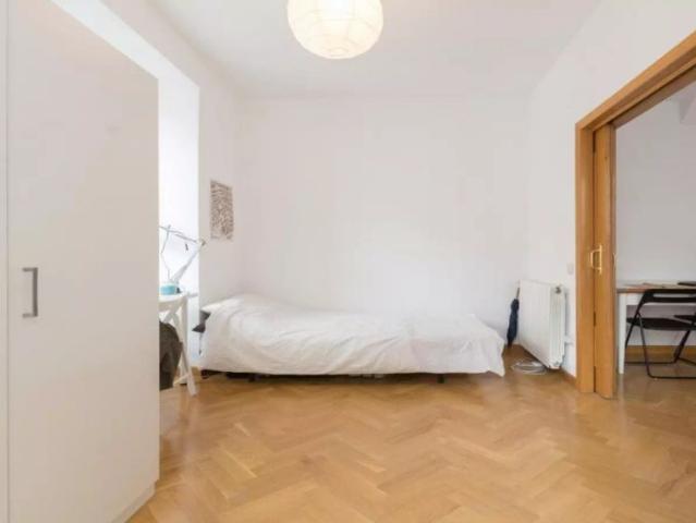 Luminous room with independent key in 7 bedroom apartment, Lavapiés