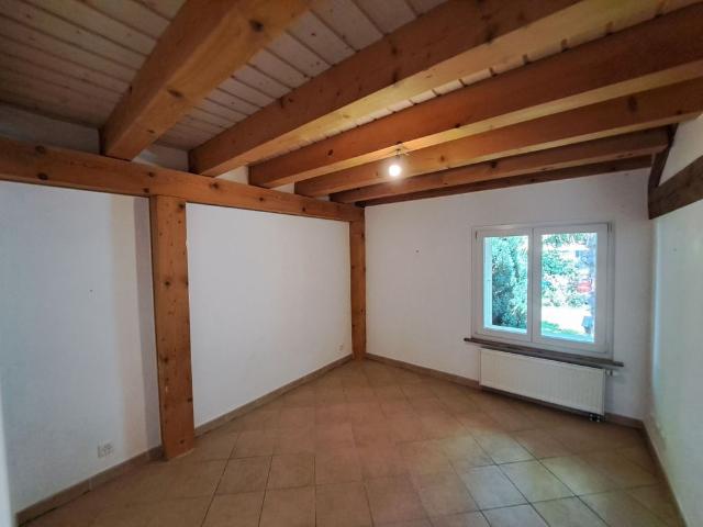 Luminous semi detached villa of 5.5p for rent in the heart of Apples