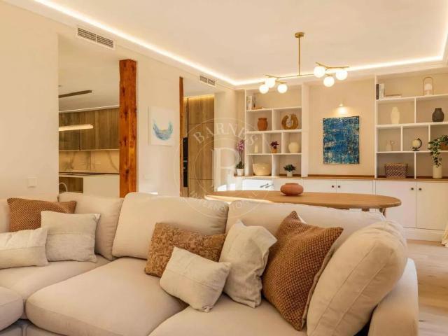 Luminosa vivienda exterior con tres balcones y reforma de di. 130m² Madrid