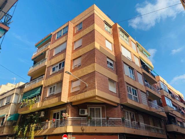 ¡ LUMINOSA Y ACOGEDORA VIVIENDA A MENOS DE 500 METROS DE PLAZA AMÉRICA !