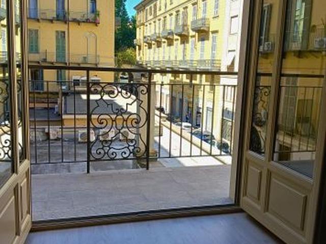 Luminosa camera con balcone in elegante appartamento ristrutturato