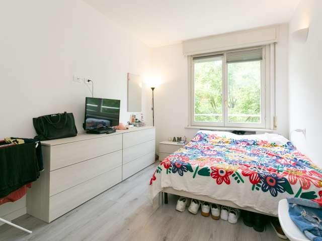 Luminosa camera in affitto in appartamento con 10 camere da letto a Ghisolfa