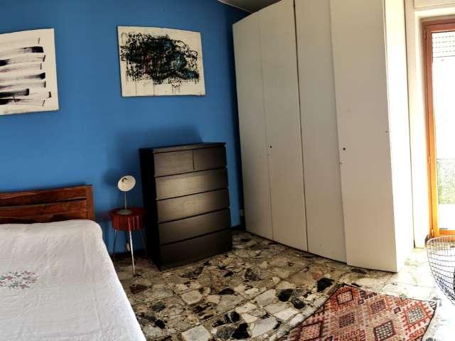 Luminosa camera in affitto in appartamento con 2 camere da letto, Città Studi