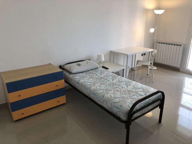 Luminosa camera in appartamento con 4 camere da letto a Comasina, Milano