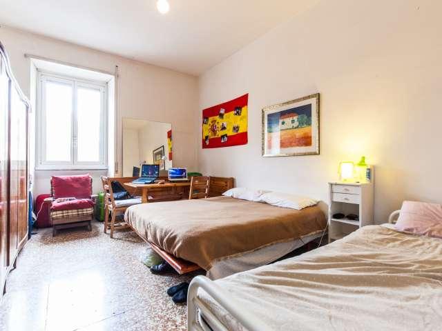 Luminosa camera in appartamento con 4 camere da letto a San Giovanni, a Roma