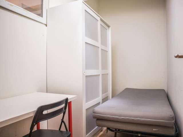 Luminosa camera in appartamento con 9 camere da letto ad Aurelio, a Roma