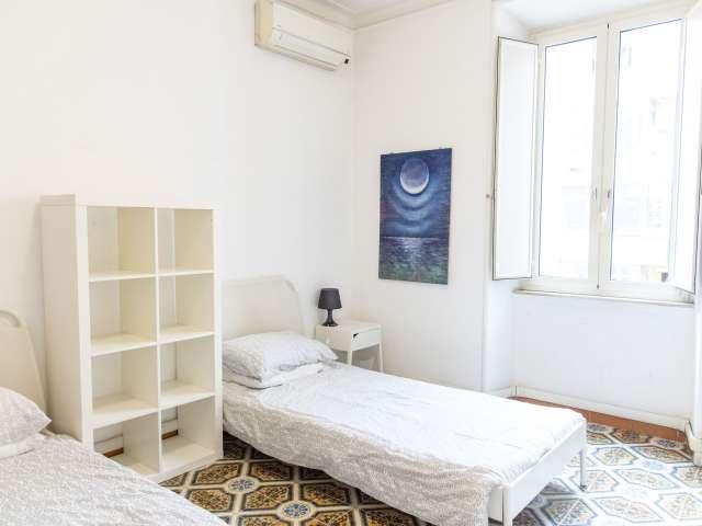 Luminosa camera in appartamento con 2 camere da letto in Appio Latino, Roma