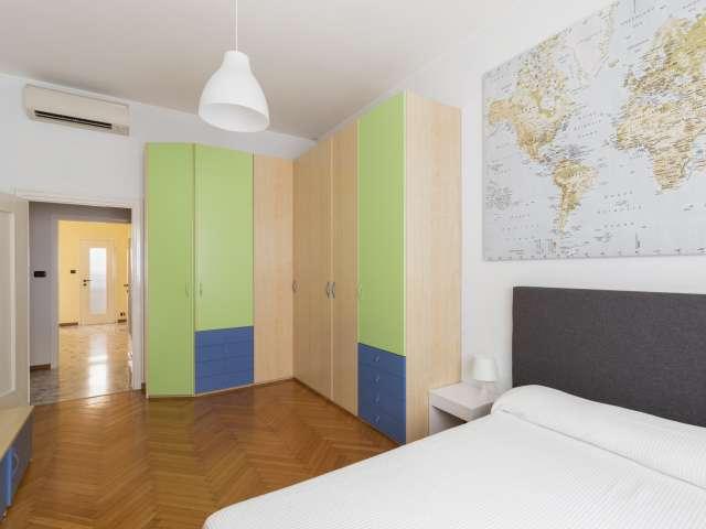Luminosa camera matrimoniale in appartamento con 3 camere da letto a De Angeli
