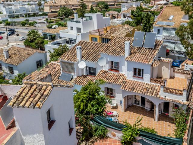 Luminosa Casa Adosada en Venta con Excelentes.