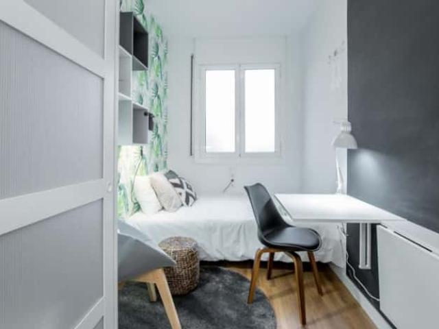 Luminosa habitación de cama doble en un ático en Gracia