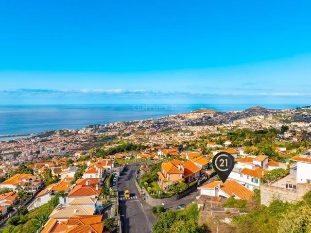 Luminosa Moradia T4 + 1 Livramento, Funchal 234m² Monte