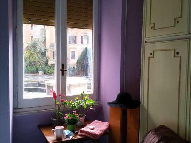 Luminosa stanza con riscaldamento in appartamento con 4 camere a Roma