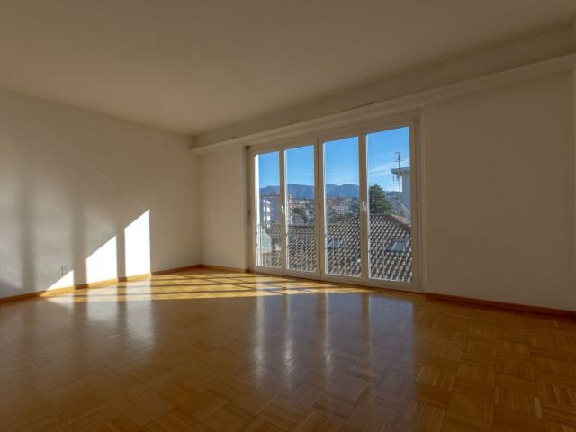LUMINOSO 3.5 AL PENULTIMO PIANO CON VISTA APERTA A CHIASSO