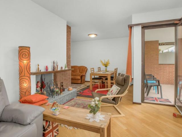 LUMINOSO 3.5 LOCALI AMMOBILIATO CON BALCONI E BOX AD AGNO