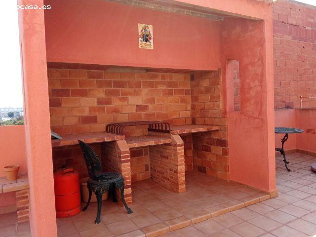 Luminoso y Carismático Piso en Alquiler: ¡Chimenea, Fabulosa Barbacoa y 2 Baños Completos!