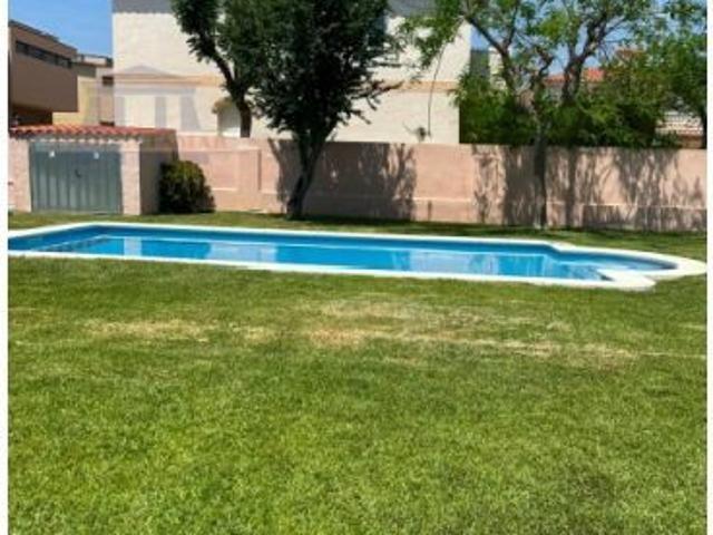 Luminoso adosado con piscina comunitaria y amplia terraza en Urbanización