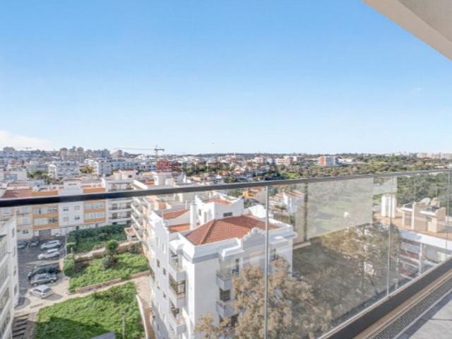 Luminoso apartamento T4 com grandes varandas em Portimão