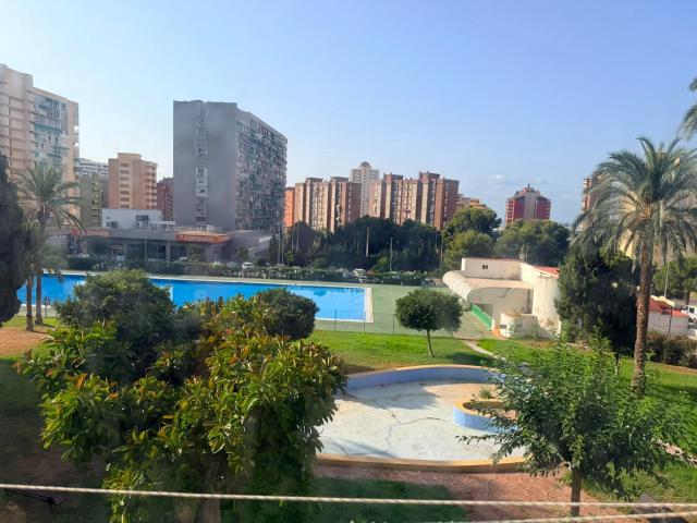 Luminoso apartamento todo exterior en urbanización con jardines y piscina comunitaria
