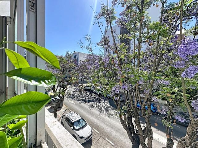 Luminoso apartamento central en Estepona con vistas panorámicas y ubicación privilegiada
