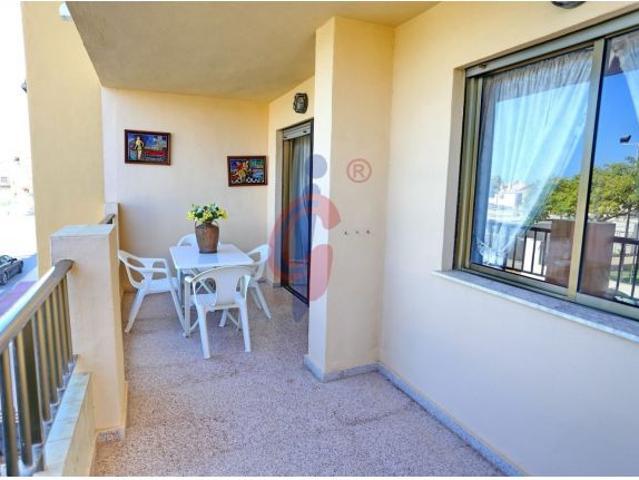 Luminoso apartamento con amplia terraza, piscina y excelente ubicación en Guardamar del Segura