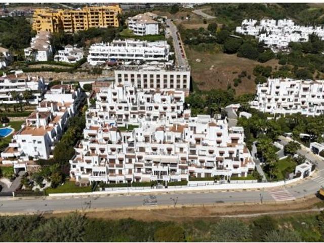 Luminoso apartamento con terraza en Selwo, Estepona urbanización con piscina y