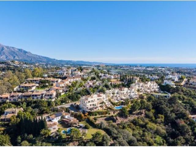 Luminoso apartamento de 4 dormitorios con vistas panorámicas al mar y la montaña