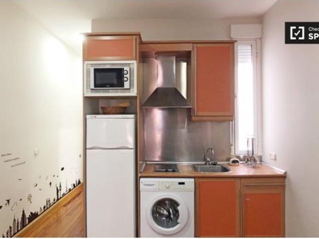 Luminoso apartamento de 1 dormitorio con balcón para alquilar en el centro de Madrid