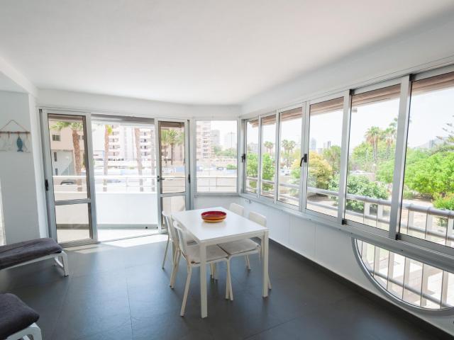 Luminoso apartamento de 2 dormitorios con vistas al mar y plaza de aparcamiento privada en Aguamarina