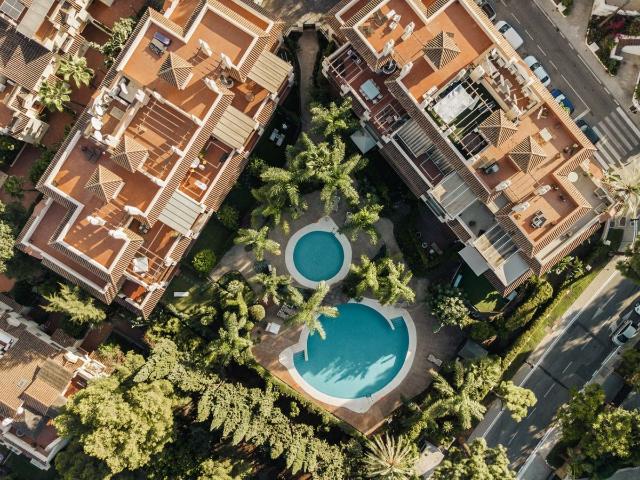 Luminoso apartamento de 3 dormitorios con amplia terraza acristalada cerca de Puerto Banús