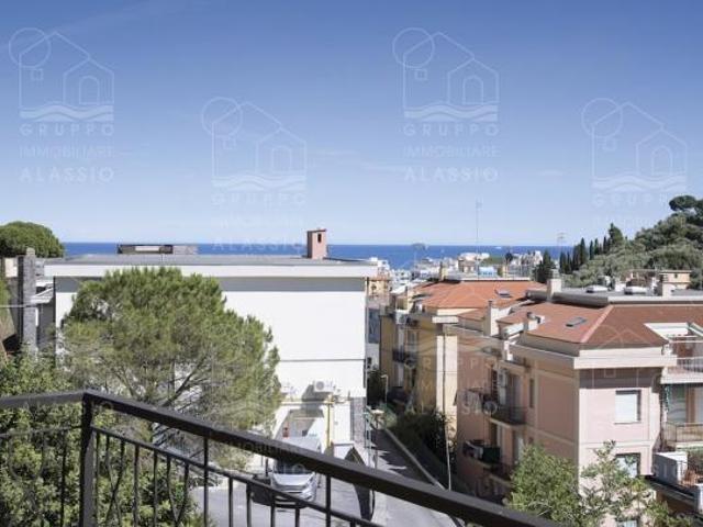 Luminoso appartamento con vista mare, due balconi e possibilit box