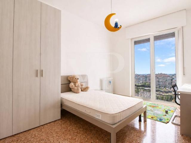 Luminoso appartamento arredato con terrazzi e vista aperta