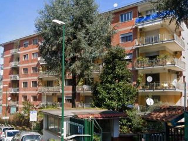 Luminoso Appartamento divisibile in 2 unit con 2 posti auto in parco signorile