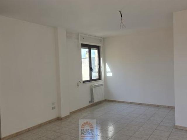 LUMINOSO APPARTAMENTO IN COMPLESSO CONDOMINIALE