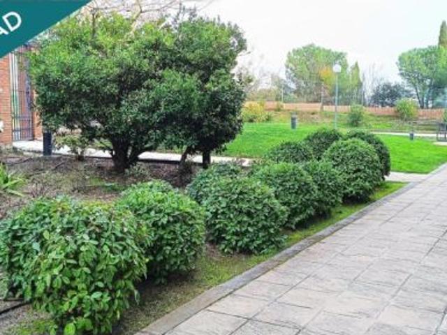 Luminoso bajo con ámplia terraza jardín, en urbanización privada con piscina