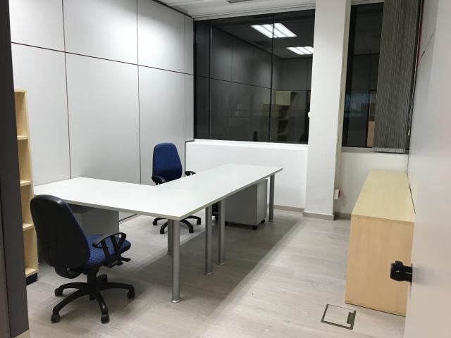 Luminoso centro de negocios