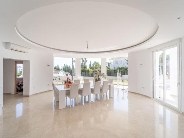LUMINOSO CHALET EN ESTEPONA