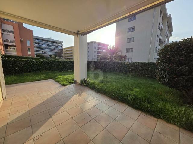 LUMINOSO E MODERNO CON GIARDINO