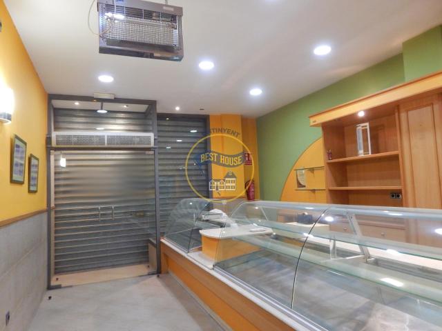 LUMINOSO LOCAL COMERCIAL EN LLOMBO