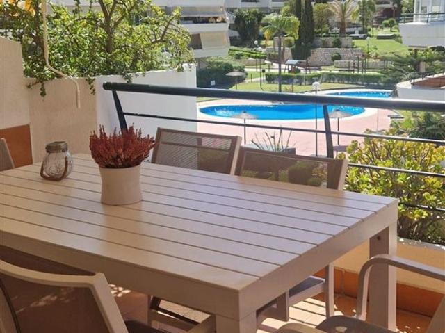 ¡Luminoso piso con vistas al golf, jardín y piscina en urban. 138m² Marbella