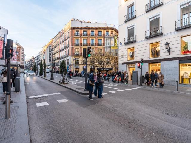 *^LUMINOSO PISO CON ASCENSOR Y MÚLTIPLES POSIBILIDADES EN EL CORAZÓN DE MADRID^*^ Exclusivo piso exterior de 65 m² situado en una primera planta con ascensor, en pleno centro de Madrid, una ubic