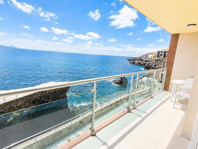Vive frente al mar: piso con terraza y garaje en el Paseo de La Puntilla