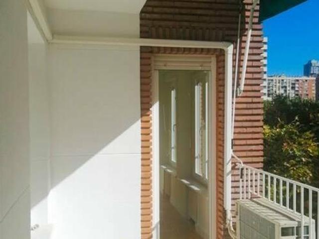 Luminoso piso de tres habitaciones con coqueta terraza y buenas vistas