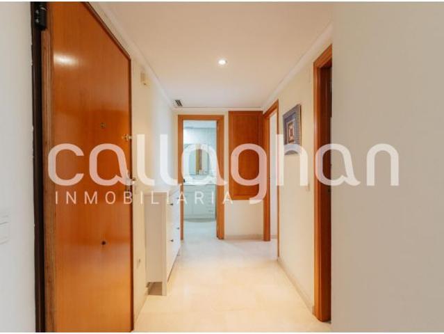 Luminoso piso de 1 dormitorio con balcón, piscina y garaje en zona privilegiada